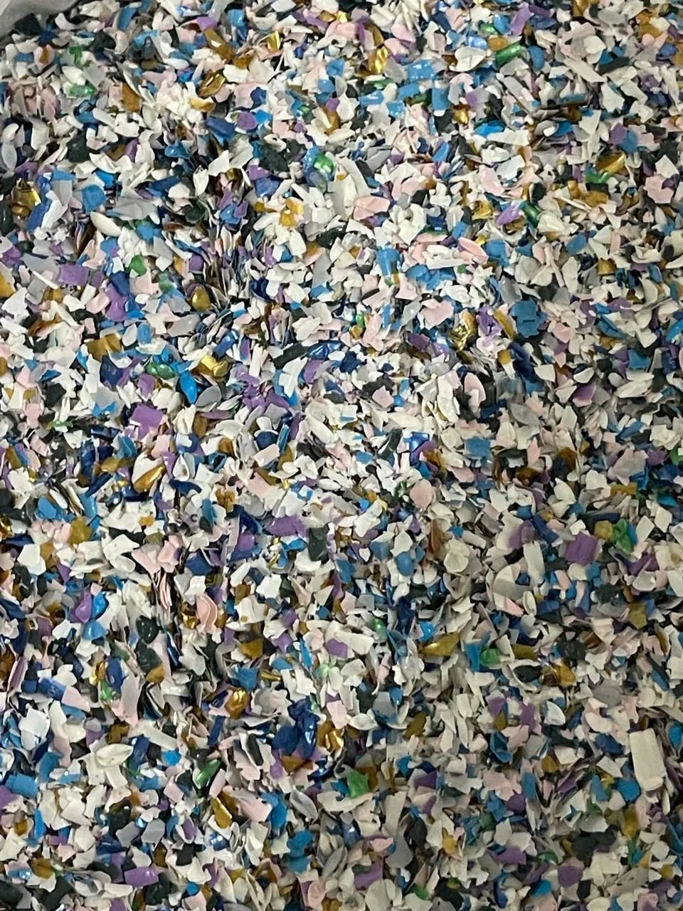 Hard gelatin capsule crush granules close up
